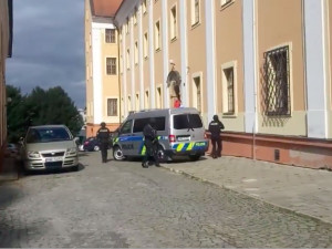 VIDEO: Podívejte se, jak probíhal převoz nejvzácnější české bankovky ozbrojenou eskortou do olomouckého muzea