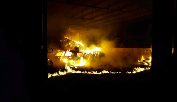 Hasiči od ranních hodin likvidují rozsáhlý požár stodoly se senem, uvnitř shořelo i auto