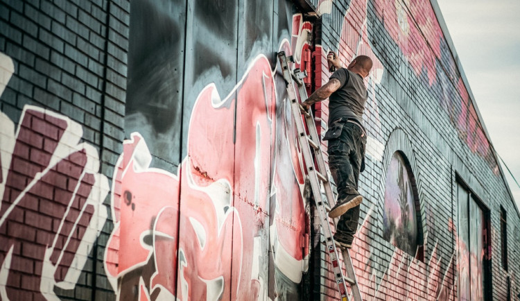 Sprejer poškodil plot u domu graffiti. Hrozí mu až rok za mřížemi