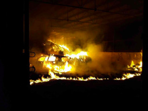 Hasiči od ranních hodin likvidují rozsáhlý požár stodoly se senem, uvnitř shořelo i auto