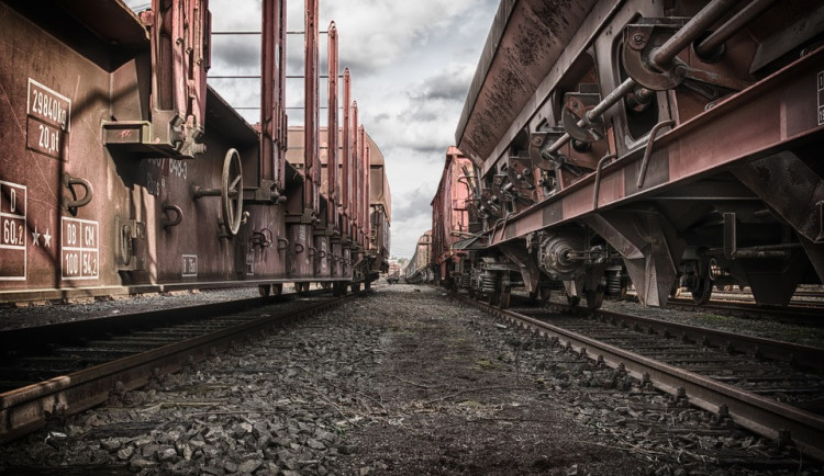 Muž naskočil na nádraží do nákladního vlaku, soupravu museli nechat zastavit v Brodku u Přerova