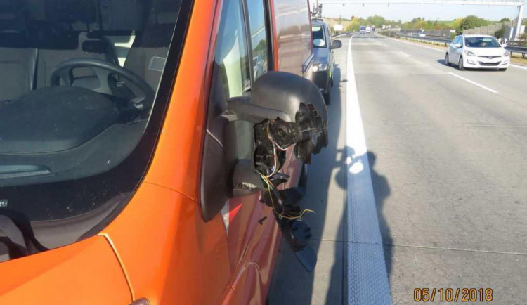 Neznámý řidič urazil na dálnici zrcátko dálniční dodávce, po viníkovi pátrá policie