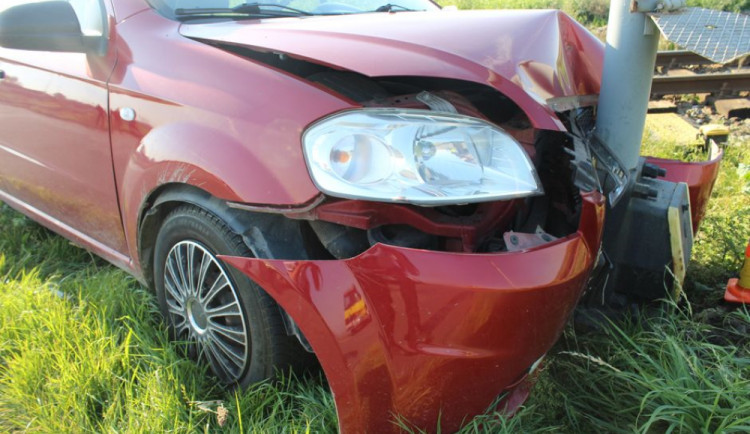 Řidič narazil do signalizačního zařízení u přejezdu, nadýchal dvě a půl promile