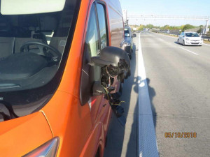 Neznámý řidič urazil na dálnici zrcátko dálniční dodávce, po viníkovi pátrá policie