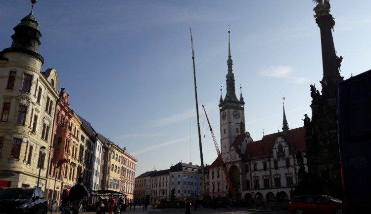 FOTO/VIDEO: Jeřáby na Horním náměstí demontují nejvyšší část radniční věže