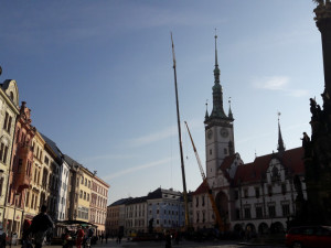 FOTO/VIDEO: Jeřáby na Horním náměstí demontují nejvyšší část radniční věže