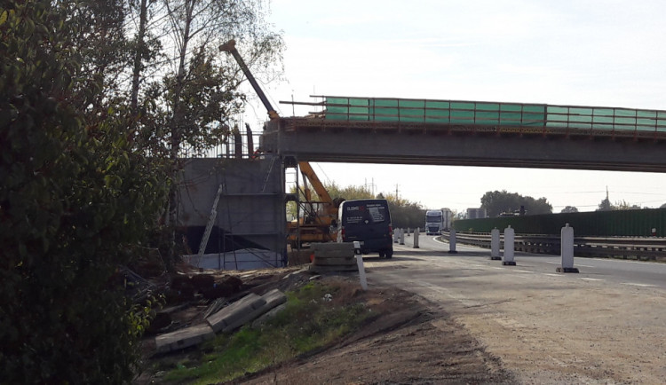 FOTO/VIDEO: Stavba mostu nad dálnicí mezi Olomoucí a Prostějovem nabírá zpoždění