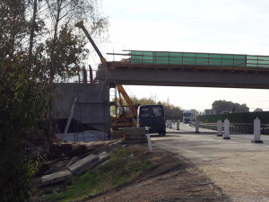 FOTO/VIDEO: Stavba mostu nad dálnicí mezi Olomoucí a Prostějovem nabírá zpoždění