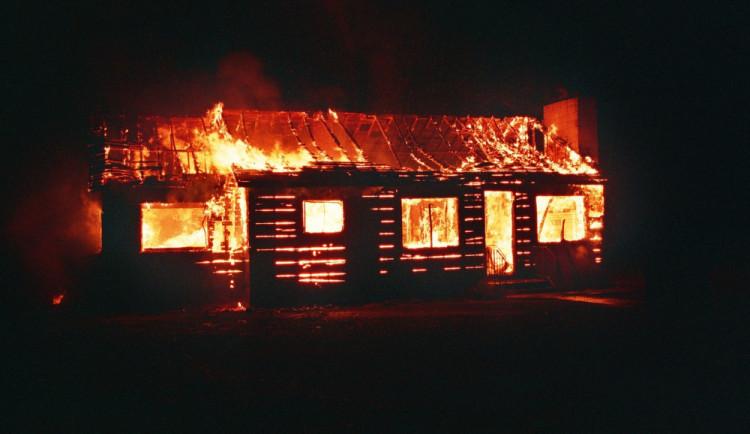 Hasiči včera zasahovali u požáru chatky v Nemilanech. V ní byl nalezen mrtvý člověk