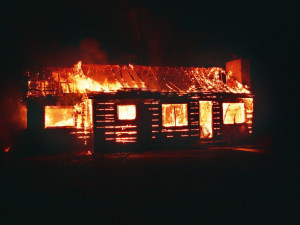 Hasiči včera zasahovali u požáru chatky v Nemilanech. V ní byl nalezen mrtvý člověk