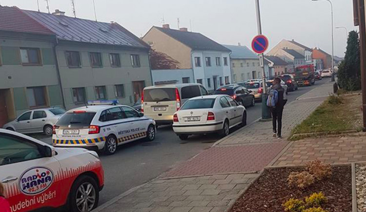Uzavřela se silnice Chomoutov – Lazce. Řidiči objížďku přes Litovel ignorují, jezdí přes Horku nad Moravou