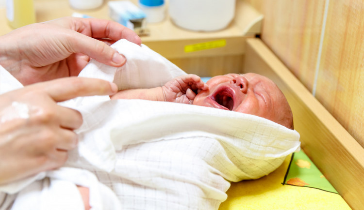 Nemocnice ve Šternberku zakoupila centrální monitor, který odhalí i komplikace během porodu
