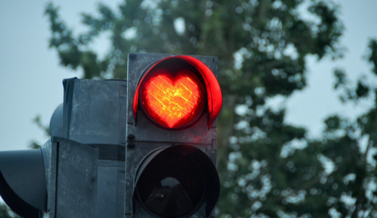 Nepozorný chlapec vběhl pod kola auta. Následně byl převezen do nemocnice