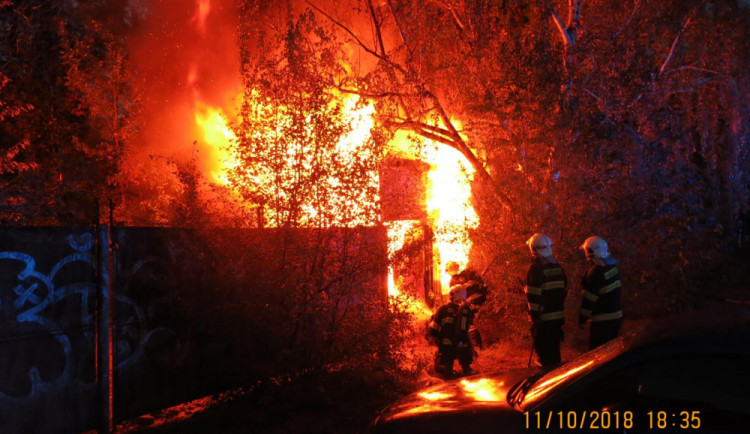 Včera večer hořel na ulici Mošnerova domek. Požár se naštěstí obešel bez obětí