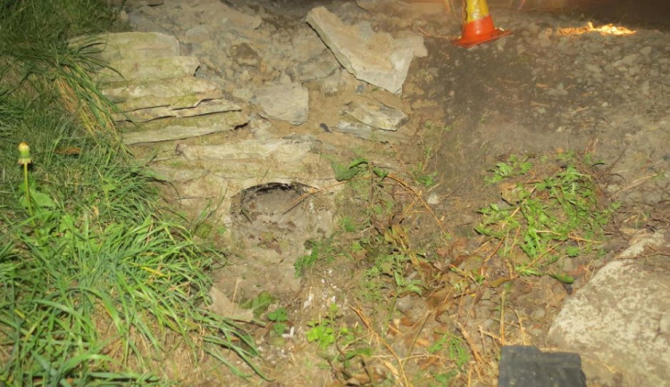 Opilý řidič vjel do protisměru a naboural do betonové skruže. Přišel o řidičák, ale hrozí mu horší trest