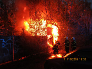 Včera večer hořel na ulici Mošnerova domek. Požár se naštěstí obešel bez obětí