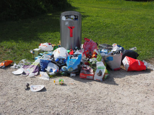 Opilý muž u kašny kolem sebe házel odpadky. Musel po sobě uklidit a nakonec skončil na záchytce