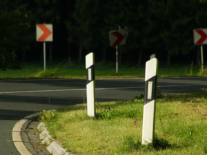 Mladá žena nezvládla motorku, po pádu byla letecky transportována do nemocnice