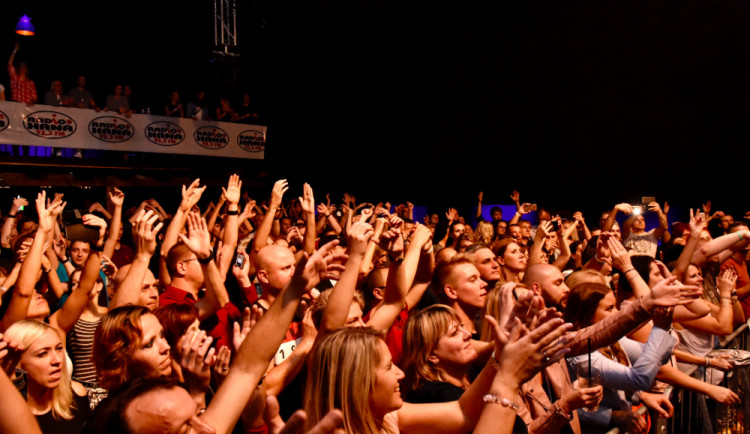 S-klub praskal ve švech devadesátkovými hity, Dance Sensation rozproudili E-rotic i Verona