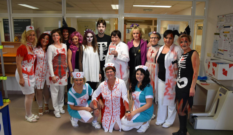 Přijďte darovat krev ve stylu Halloweenu. Odeberou vám ji upíři a strašidla