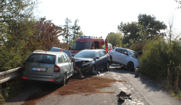 FOTO: U Olšan se srazila tři osobní auta, všichni tři řidiči se zranili a museli do nemocnice