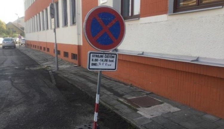 Několik desítek aut stálo na místech, kde mělo probíhat blokové čištění