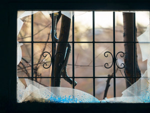 Mladík házel kameny do oken, hrozí mu rok vězení