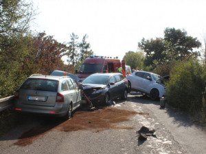 FOTO: U Olšan se srazila tři osobní auta, všichni tři řidiči se zranili a museli do nemocnice