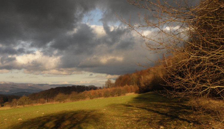 POČASÍ NA STŘEDU: Polojasnou oblohu vystřídá oblačno a déšť