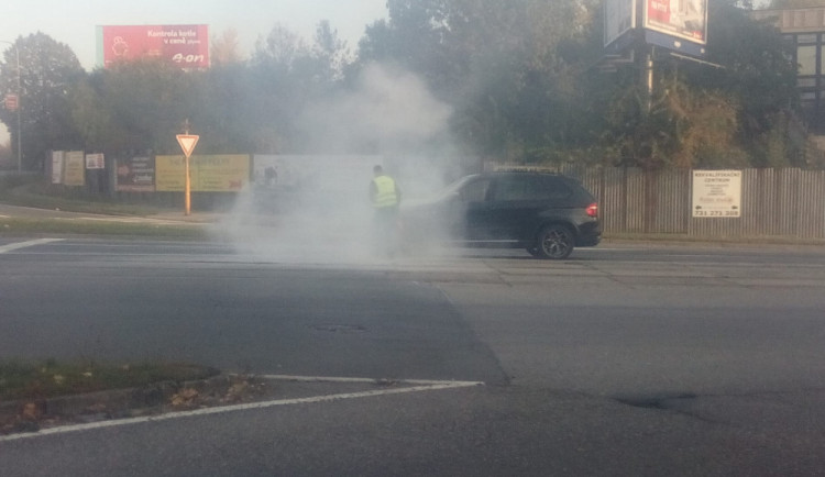 VIDEO: Na křižovatce Pražská hořelo auto. Hasičům se podařilo požár zlikvidovat