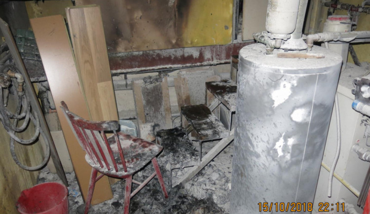 V rodinném domě hořela kotelna. Majitelka domu se nadýchala zplodin
