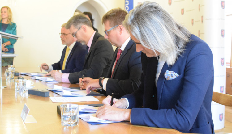 FOTO/ VIDEO: Byla podepsána nová koaliční smlouva, podívejte se na složení Rady města Olomouce