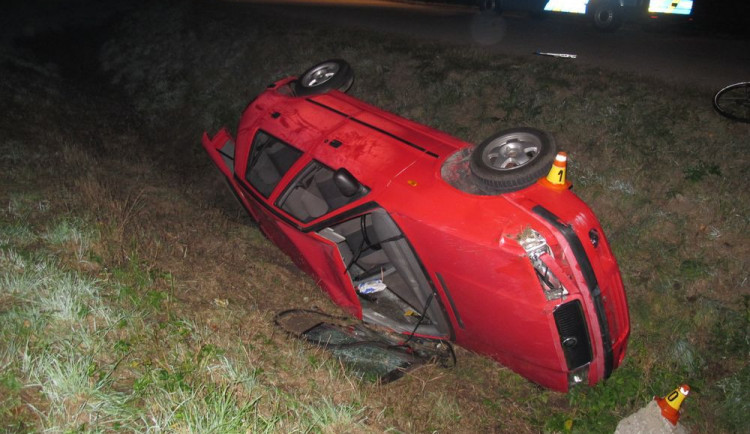 Osmnáctiletý řidič posilněný alkoholem naboural. Přišel o řidičák a hrozí mu i vězení