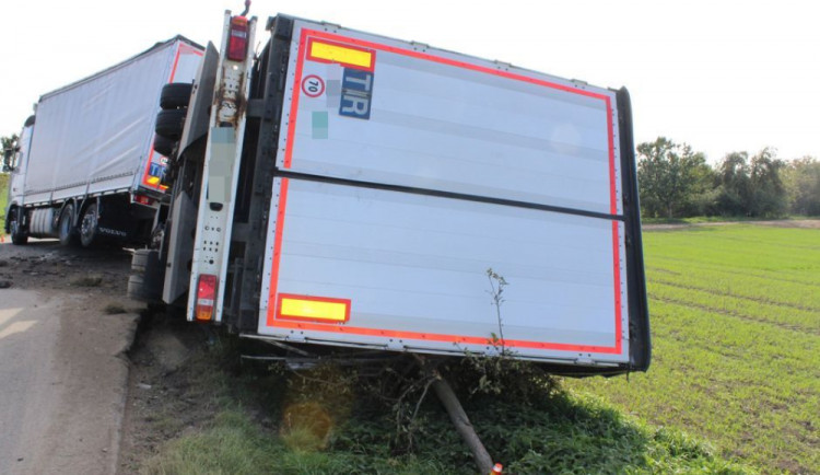 Silnici u Velké Bystřice uzavřelo převrácené nákladní auto, na místě zasahovali hasiči