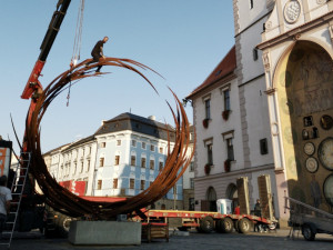 FOTO/VIDEO: Když dílo nevzbuzuje ohlas, je to hrozné, říká autor kruhové sochy u orloje Jan Dostál