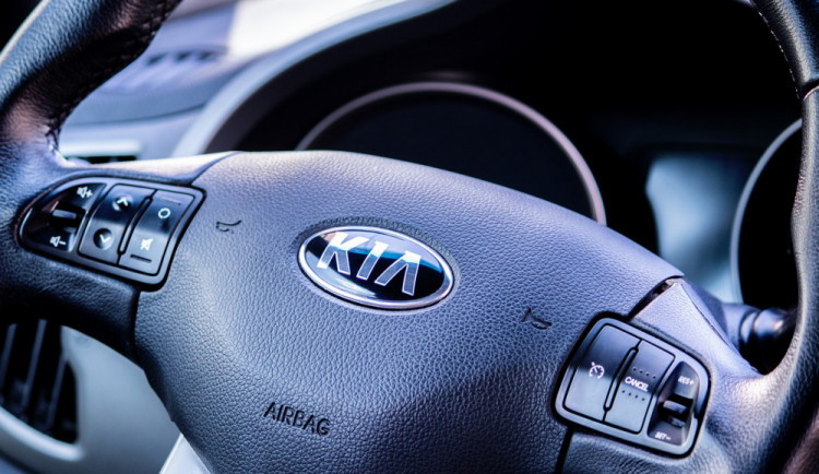 Mladý řidič srazil na Dolní novosadské chodce. Ten byl převezen do nemocnice