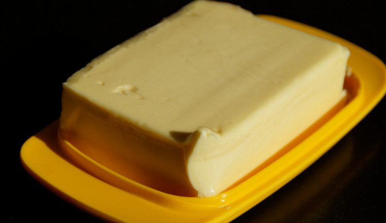 Muž chtěl ukrást čtyřiadvacet kostek másla, schoval si je do kalhot