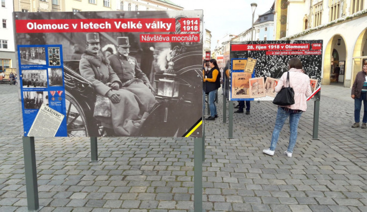 FOTO/VIDEO: Rok 1918 připomínají v Olomouci před radnicí dobové fotky