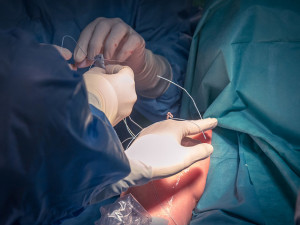 FOTO/VIDEO: Nová operační technika pomáhá ortopedům navrátit hybnost ramene