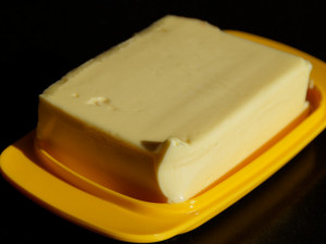 Muž chtěl ukrást čtyřiadvacet kostek másla, schoval si je do kalhot