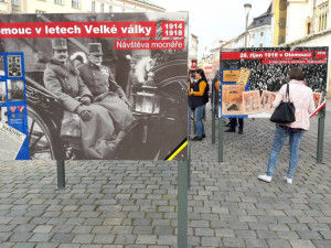 FOTO/VIDEO: Rok 1918 připomínají v Olomouci před radnicí dobové fotky
