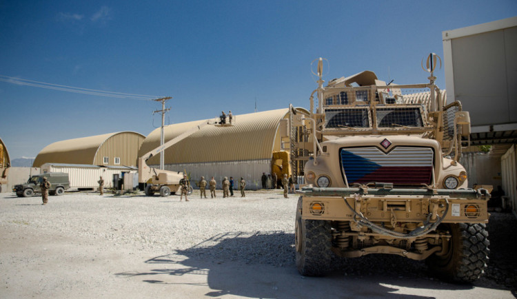 Čeští vojáci se v Afghánistánu stali terčem bombového útoku, jeden z nich je těžce zraněný