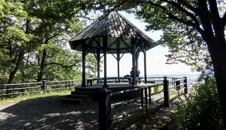 Zelená budka nad Šternberkem se opravila o několik týdnů dříve. Lidé se odtud opět mohou kochat výhledem na okolí