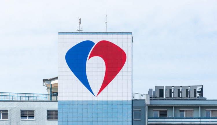Fakultní nemocnice má nové logo, které uvidíte zdaleka. Už ji nemůžete minout