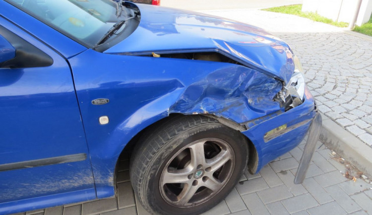 Opilý řidič způsobil nehodu a z místa chtěl ujet. Hrozí mu až tři roky ve vězení