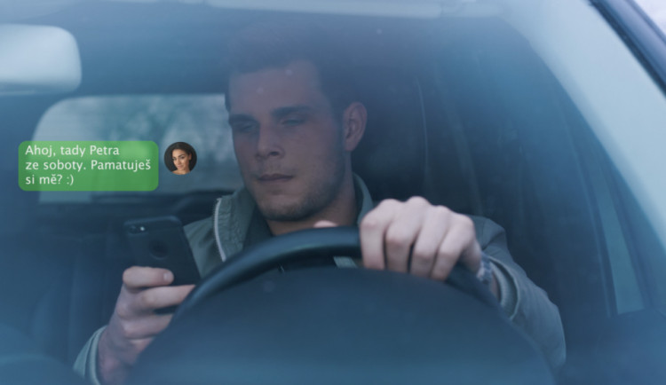 Emotivní videoklip má připomenout, že mobil za volant nepatří
