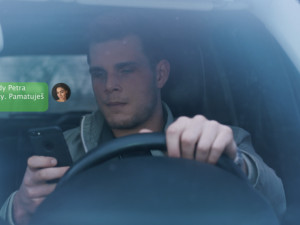 Emotivní videoklip má připomenout, že mobil za volant nepatří