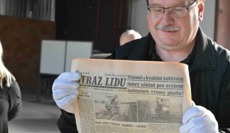 FOTO: V radniční věži byly schované plakáty, fotografie i mince a odznaky