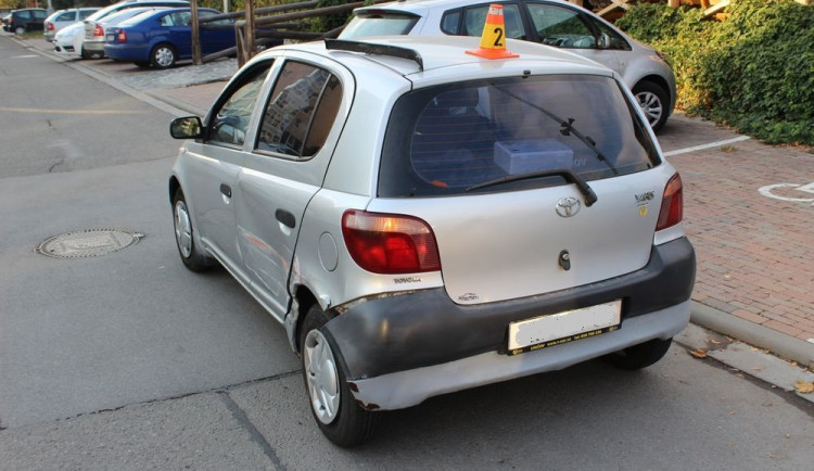 Na křižovatce v Prostějově se srazila dvě auta. Devatenáctiletý řidič nedal přednost v jízdě