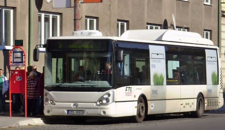 Řidič autobusu zabrzdil před přechodem, cestující upadla a skončila v nemocnici